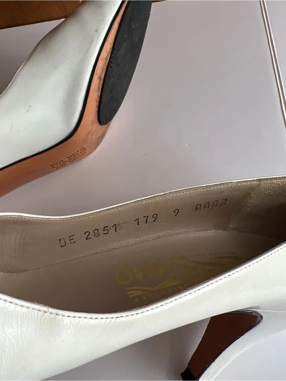 Vintage Salvatore Ferragamo Ivory Leather Kitten Heel Pumps Almond Toe Size 9